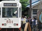 日本の不思議なカラオケ電車に興味深々