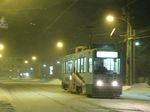 暴風雪の中、2010年の初電車が力強く走る